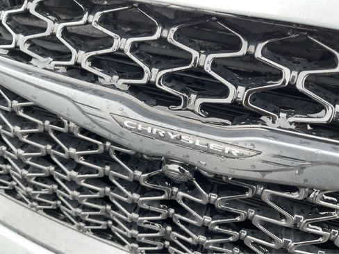 Used 2023 Chrysler Pacifica Touring-L w/ Uconnect Theater Family Group image 8