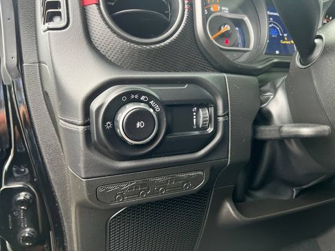 Used 2025 Jeep Wrangler Unlimited Rubicon AWD/4WD image 12