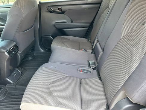 Used 2023 Toyota Highlander LE FWD image 17