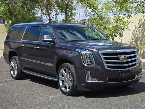 Used 2016 Cadillac Escalade ESV Luxury RWD image 2