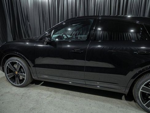 Used 2022 Porsche Cayenne Turbo image 5