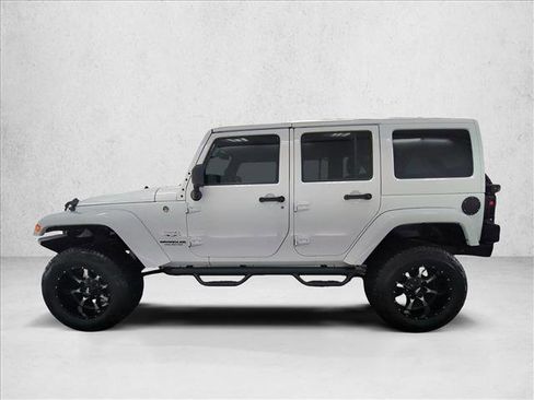 Used 2017 Jeep Wrangler Unlimited Sahara w/ Connectivity Group AWD/4WD image 9