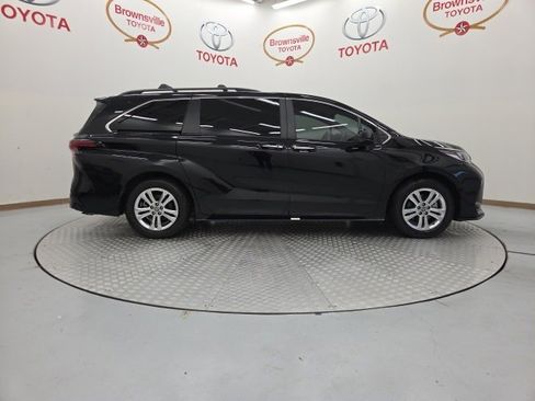 Used 2023 Toyota Sienna XSE image 3