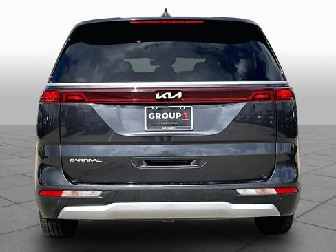Used 2024 Kia Carnival EX FWD image 5
