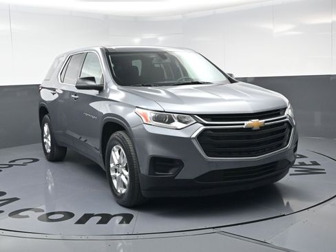 Used 2021 Chevrolet Traverse LS image 3