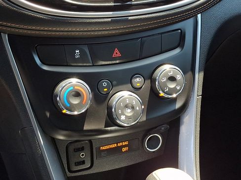 Used 2018 Chevrolet Trax LT w/ LT Convenience Package FWD image 16