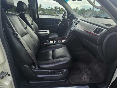 Used 2013 Cadillac Escalade ESV Luxury AWD/4WD image 29