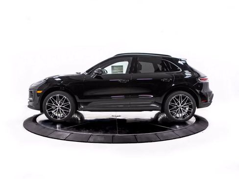 Certified 2026 Porsche Macan AWD/4WD image 2