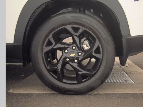 Used 2025 Chevrolet Trax LT w/ LT Convenience Package image 13