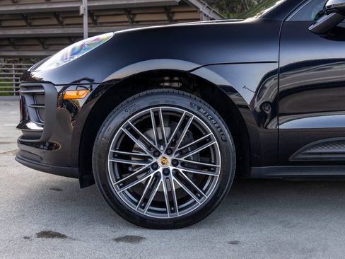 Certified 2023 Porsche Macan image 13