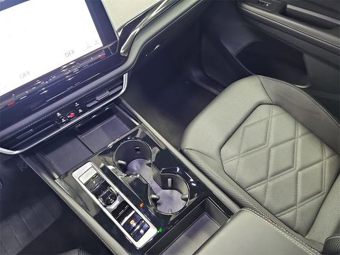 Used 2024 Volkswagen Atlas Cross Sport SE image 25