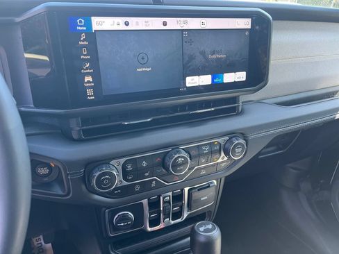 Used 2025 Jeep Wrangler Unlimited Sahara AWD/4WD image 17