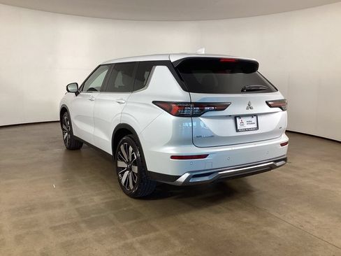 Used 2025 Mitsubishi Outlander SE FWD image 7