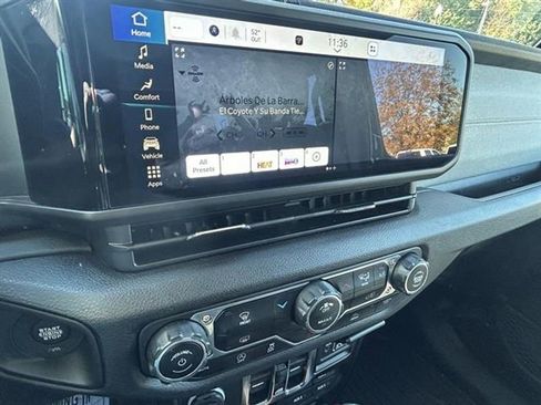 Used 2024 Jeep Gladiator Sport image 17