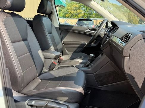Used 2020 Volkswagen Tiguan SE w/ Panoramic Sunroof Package image 18