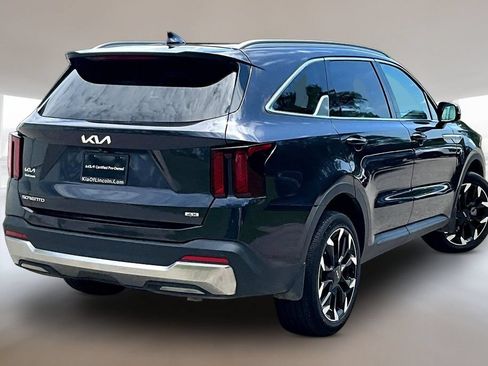 Certified 2025 Kia Sorento EX w/ Panoramic Sunroof Package AWD/4WD image 6