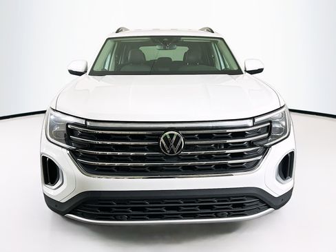 Used 2025 Volkswagen Atlas SE image 2