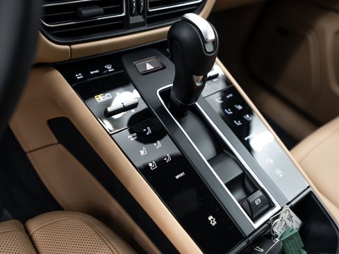 Certified 2026 Porsche Macan image 16