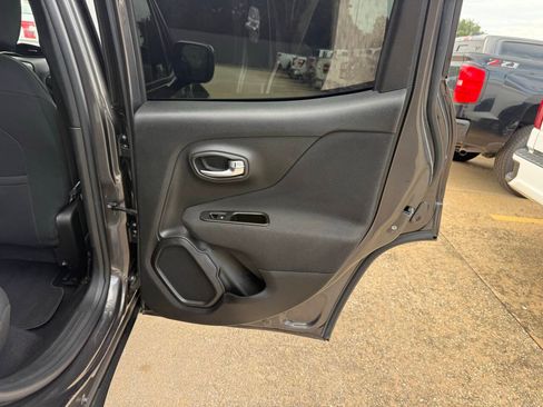 Used 2020 Jeep Renegade Latitude FWD image 16