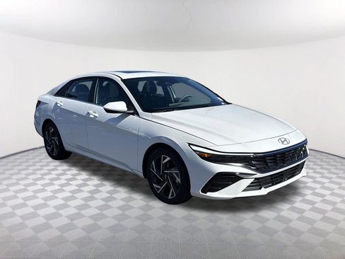 New 2025 Hyundai Elantra SEL image 3