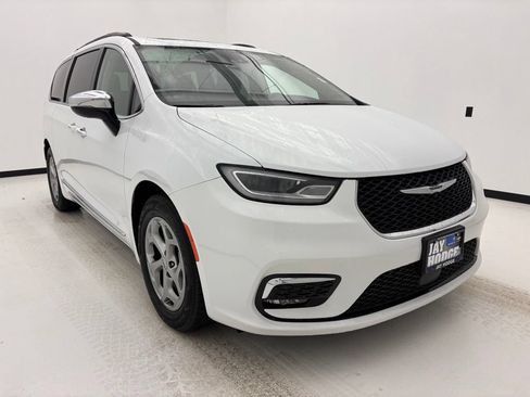 Used 2023 Chrysler Pacifica Limited FWD image 13