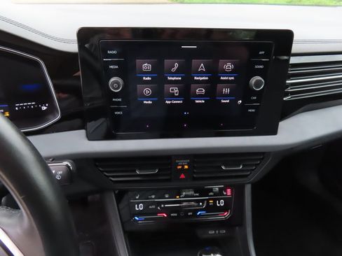 Used 2025 Volkswagen Jetta SE FWD image 19
