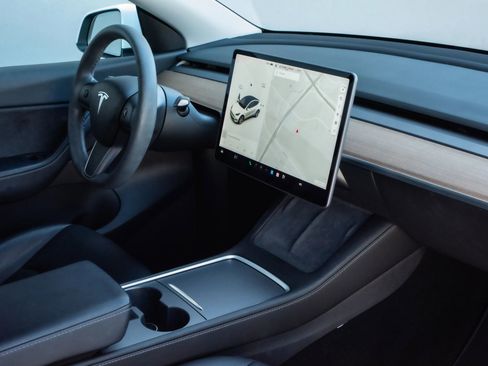 Used 2021 Tesla Model Y Long Range image 13