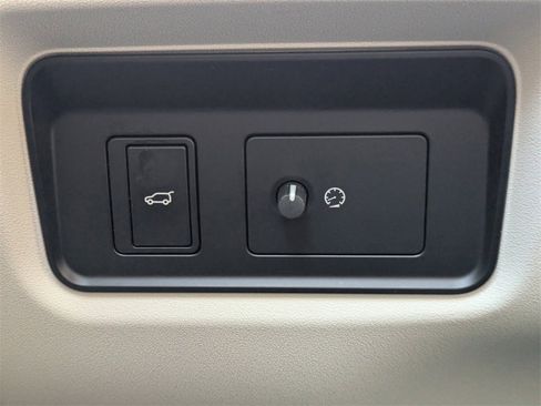 Used 2021 Jaguar E-PACE SE image 22