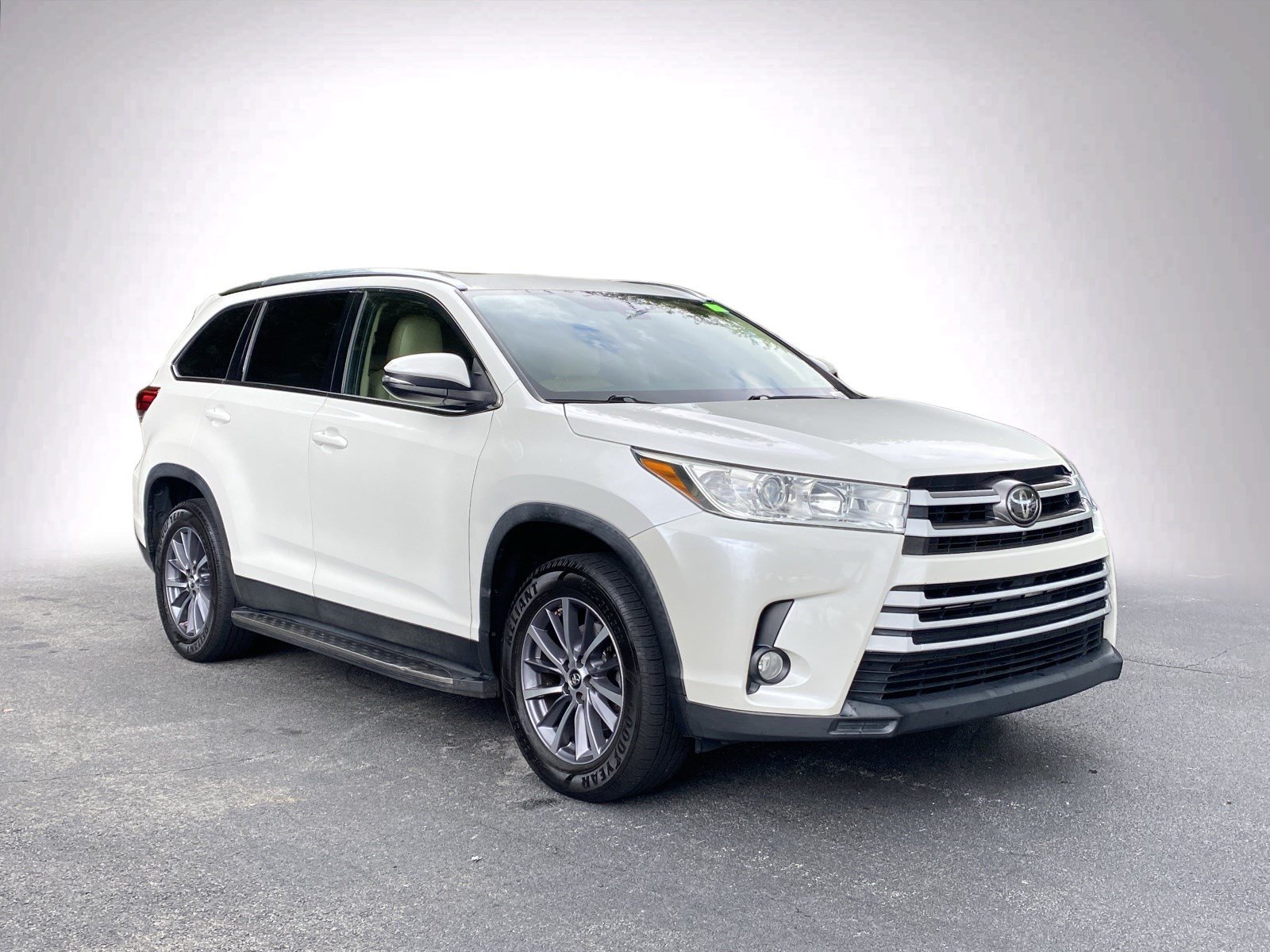 Used 2019 Toyota Highlander XLE FWD image 2