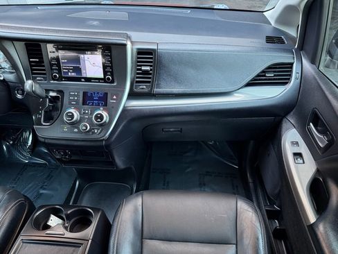 Used 2019 Toyota Sienna SE w/ SE Preferred Package image 28