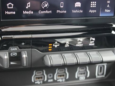 Used 2025 RAM 1500 Limited w/ Off Road Group image 10