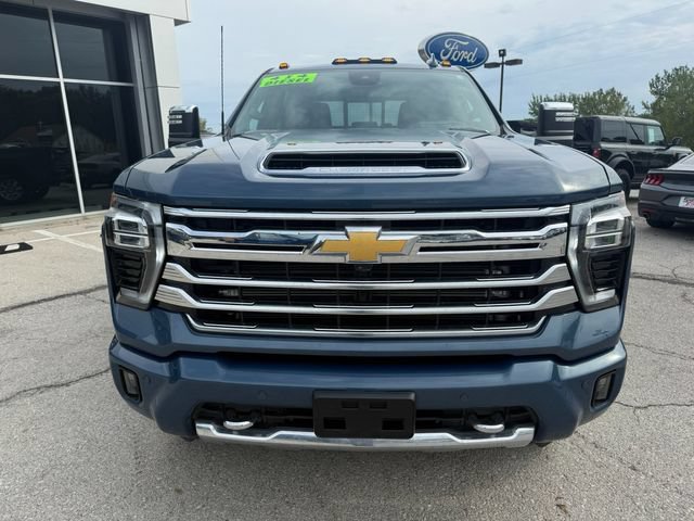 Used 2024 Chevrolet Silverado 2500 High Country w/ High Country Premium Package AWD/4WD image 2