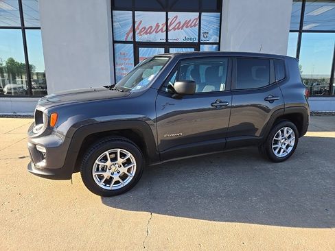 Used 2023 Jeep Renegade Latitude AWD/4WD image 4