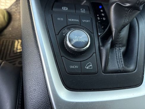 Used 2020 Toyota RAV4 Limited image 31