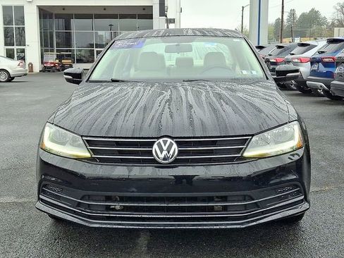 Used 2017 Volkswagen Jetta SE image 2