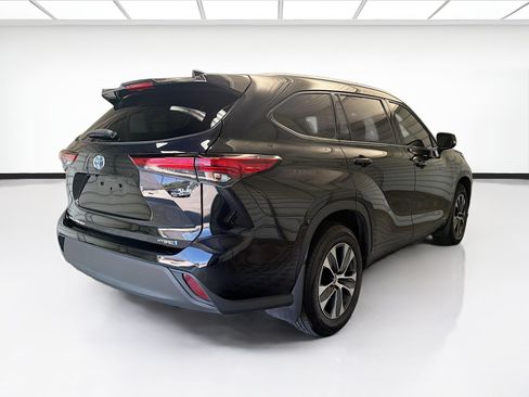 Used 2022 Toyota Highlander XLE AWD/4WD image 4