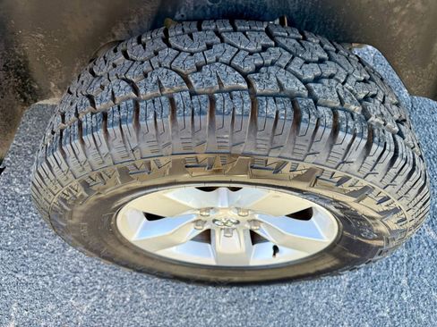 Used 2021 RAM 1500 Classic SLT image 10