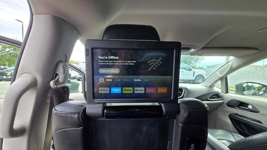 Used 2022 Chrysler Pacifica Touring-L w/ Uconnect Theater Family Group FWD image 8
