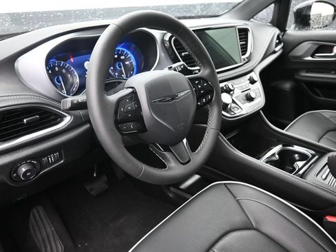 Used 2026 Chrysler Pacifica Limited w/ S Appearance Package FWD image 18