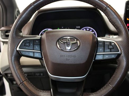 Used 2021 Toyota Sienna Platinum AWD/4WD image 45