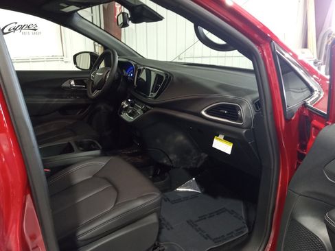 New 2026 Chrysler Pacifica Select image 6