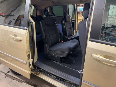 Used 2010 Dodge Grand Caravan SXT image 8