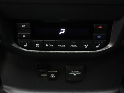 Certified 2025 Toyota Sequoia Platinum AWD/4WD image 33