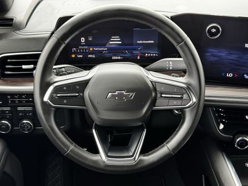 Used 2025 Chevrolet Suburban Z71 image 15