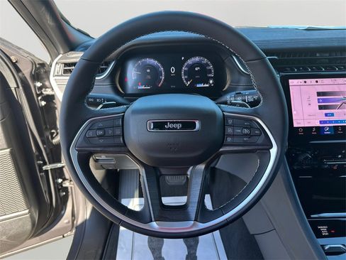 New 2025 Jeep Grand Cherokee Limited w/ Black Appearance Package image 19