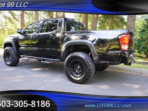 Used 2017 Toyota Tacoma TRD Off-Road w/ Premium & Technology Package AWD/4WD image 10