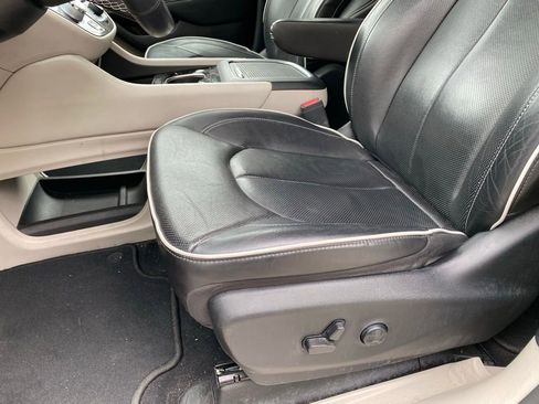 Used 2022 Chrysler Pacifica Limited FWD image 15