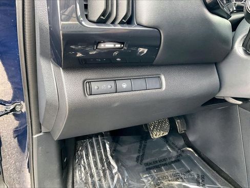 Used 2024 Nissan Pathfinder SV image 26