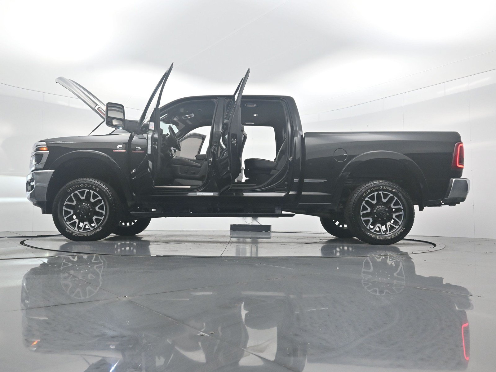 Used 2025 RAM 2500 Limited AWD/4WD image 37