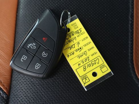 Used 2022 GMC Sierra 1500 AT4 w/ AT4 Premium Package image 27